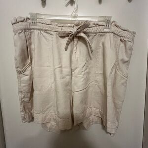 Old Navy XXL White/cream Paperbag shorts with tie